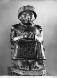 Gudea, príncipe de Lagash, estátua dedicada a Ningizzada, neossuméria, de Telloh, a antiga Girsu, c. 2130 a.C.